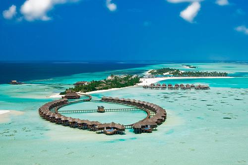 http://www.travelandtourismnews.com/wp-content/uploads/2010/06/maldives-resorts-Aerial_Olhuveli.jpg